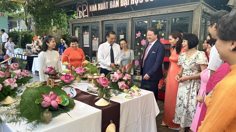 El embajador de EE. UU., Marc Knapper, y los delegados disfrutaron de la cocina vietnamita en el Festival. 