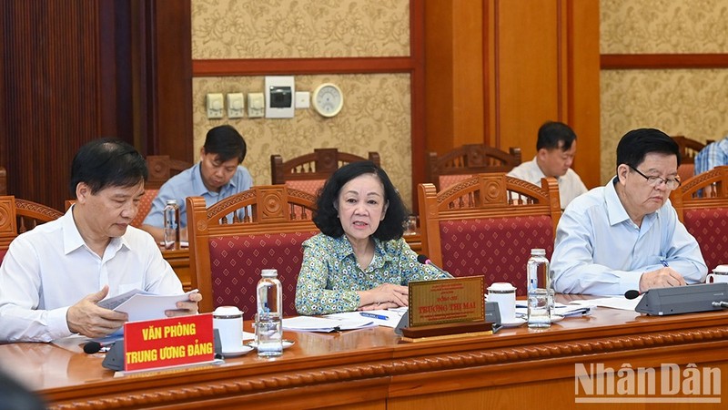 La miembro del Buró Político y permanente del Secretariado del Comité Central del PCV, Truong Thi Mai, preside la reunión.