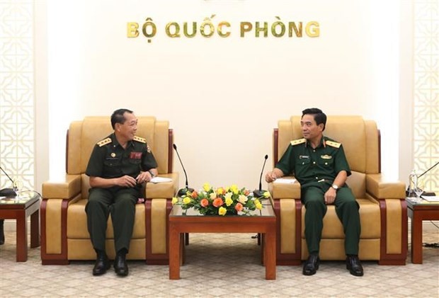 El primer coronel Souban Phanthavi, jefe del Departamento de Información del Estado Mayor General del Ejército Popular de Laos, y el subjefe del Estado Mayor General del EPV, teniente general Nguyen Doan Anh (Fotografía: VNA)
