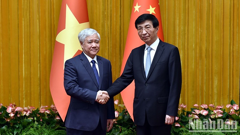El presidente del Frente de la Patria de Vietnam, Do Van Chien (izquierda), y Wang Huning, miembro permanente del Buró Político del Comité Central del PCCh y presidente del Comité Nacional de la CCPPCh (Fotografía: Nhan Dan)