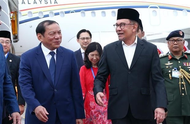 El ministro de Cultura, Deportes y Turismo de Vietnam, Nguyen Van Hung, recibe al primer ministro de Malasia, Anwar Ibrahim, en el aeropuerto internacional de Noi Bai (Fotografía: VNA)