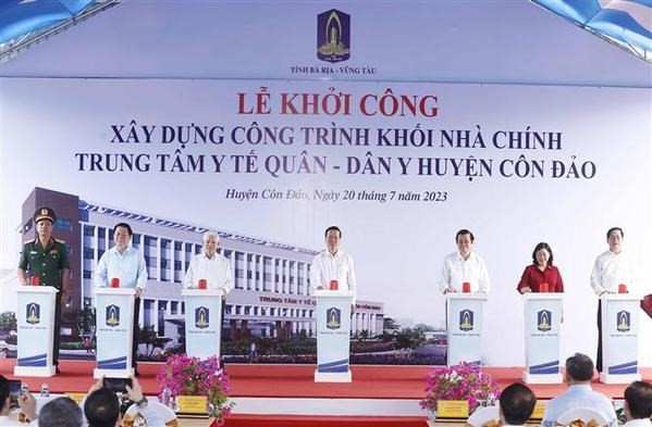 El presidente Vo Van Thuong, y delegados en la ceremonia para iniciar la construcción del Centro Médico Militar. (Fotografía: VNA)