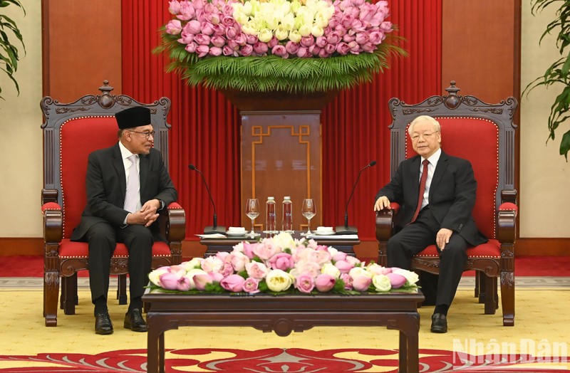 El secretario general del Comité Central del PCV, Nguyen Phu Trong (derecha) y el primer ministro de Malasia, Anwar Ibrahim.