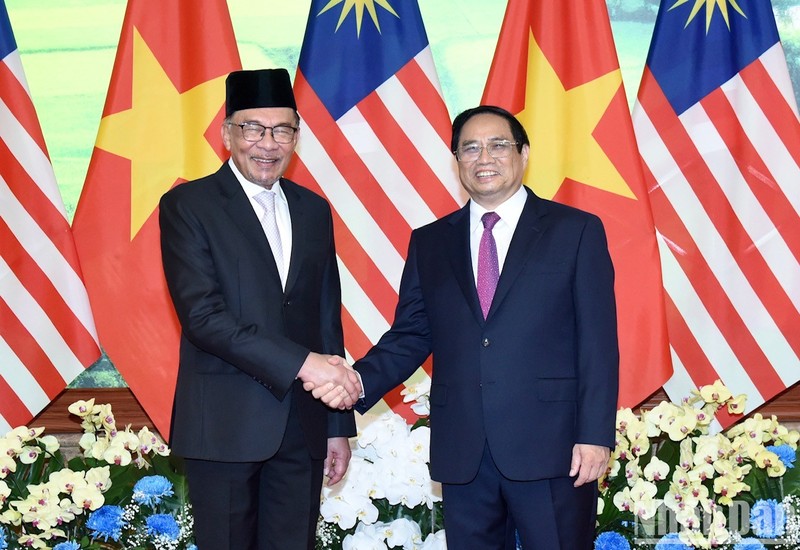 El primer ministro de Vietnam, Pham Minh Chinh, y su homólogo malasio, Anwar Ibrahim.