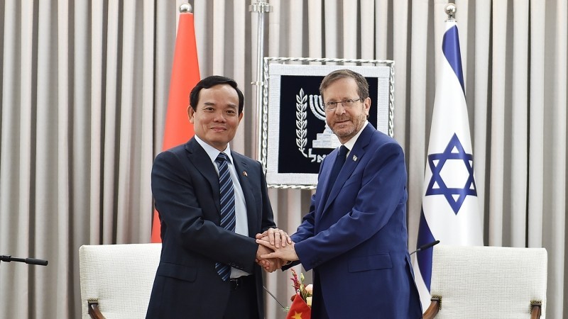 El viceprimer ministro vietnamita Tran Luu Quang con el presidente israelí, Isaac Herzog.
