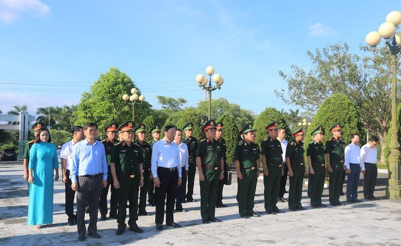 La delegación rinde homenaje a los mártires de guerra en el Monumento Po Hen. 