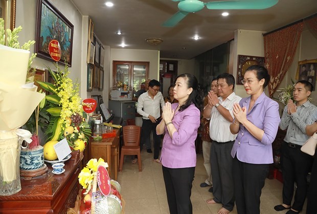 La ministra de Salud Pública, Dao Hong Lan, y la delegación ofrecen respetuosamente incienso para expresar su gratitud a la mártir y doctora Dang Thuy Tram. (Fotografía: suckhoedoisong.vn)
