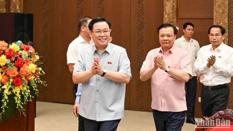 El presidente del Legislativo, Vuong Dinh Hue, el secretario del Comité del Partido Comunista de Vietnam (PCV) en Hanói, Dinh Tien Dung, y otros delegados asisten a la reunión.