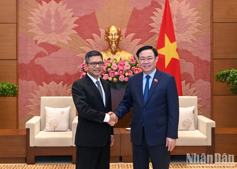 El presidente de la Asamblea Nacional de Vietnam, Vuong Dinh Hue, y el embajador de Indonesia en Hanói, Denny Abdi.