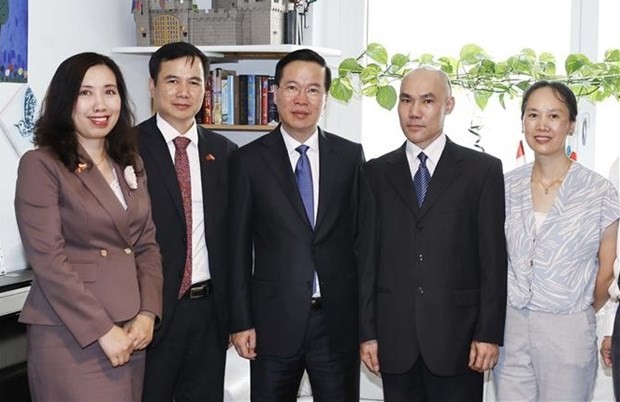 El presidente Vo Van Thuong y la familia del doctor Nguyen Duy Ha (Fotografía: VNA)