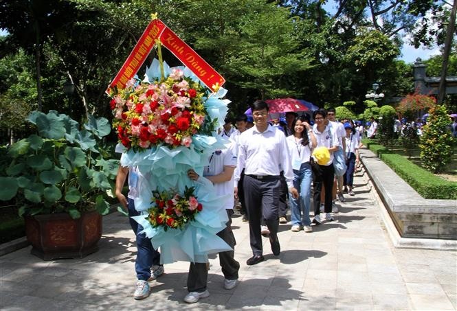 Jóvenes vietnamitas en ultramar rinden homenaje al Presidente Ho Chi Minh