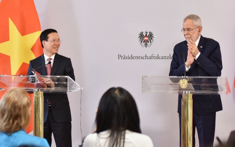 El presidente de Vietnam, Vo Van Thuong, y su homólogo austriaco, Alexander Van der Bellen, en la conferencia de prensa. (Fotografía: VOV)