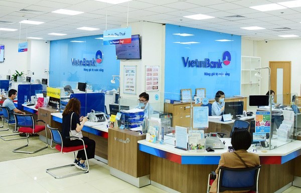 Clientes realizan transacciones en VietinBank. (Fotografía: VNA)