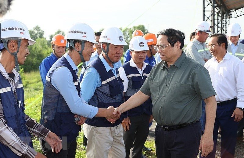 El primer ministro Pham Minh Chinh anima a los ingenieros y trabajadores en el sitio de construcción.