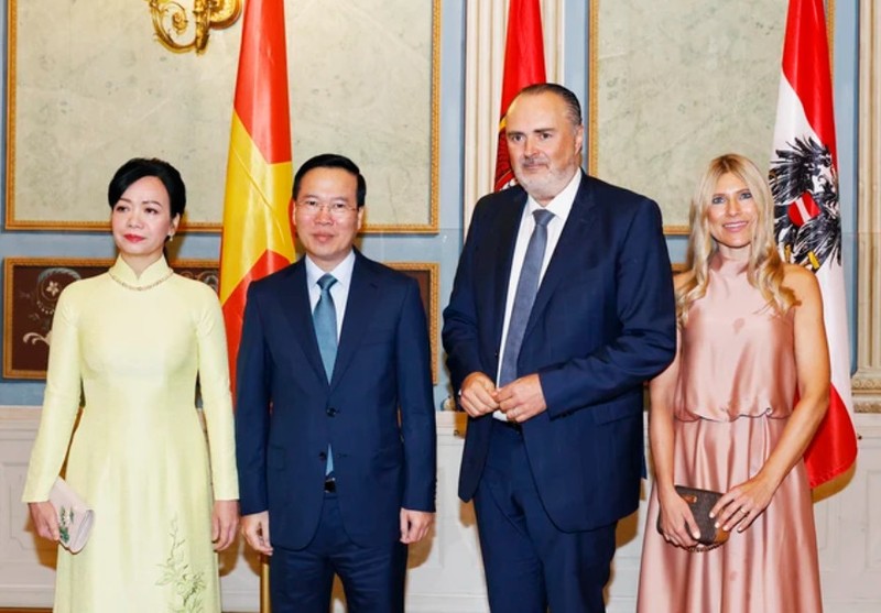El presidente de Vietnam, Vo Van Thuong y el gobernador de Burgenland, Hans Peter Doskozil, con sus cónyuges (Fotografía: VNA)
