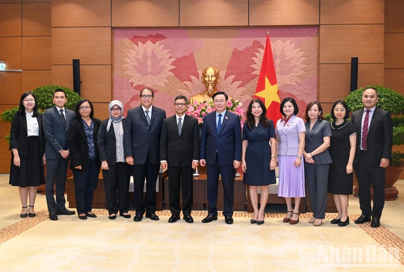 El presidente de la Asamblea Nacional de Vietnam, Vuong Dinh Hue, el embajador de Indonesia en Hanói, Denny Abdi, y otros delegados en el encuentro.