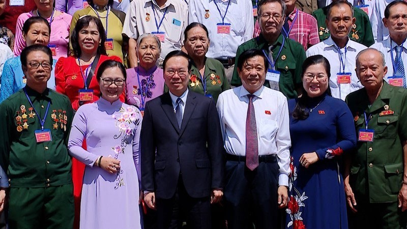 El presidente Vo Van Thuong y la delegación de personas con servicios meritorios revolucionarios de la provincia de Vinh Long.