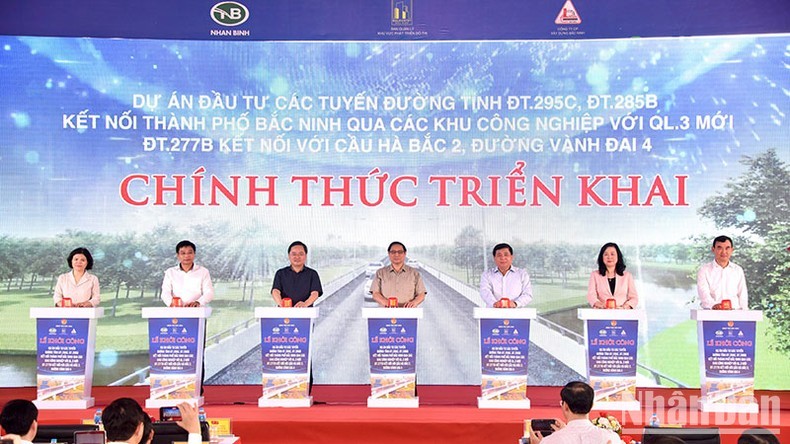 El primer ministro Pham Minh Chinh asiste a la ceremonia de inauguración de varios proyectos de infraestructura de transporte en Bac Ninh.