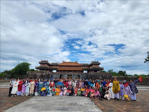 Cerca de 120 jóvenes vietnamitas residentes en 20 países del mundo participan en el campamento de verano 2023 en la antigua capital imperial de Hue. (Fotografía: VNA)