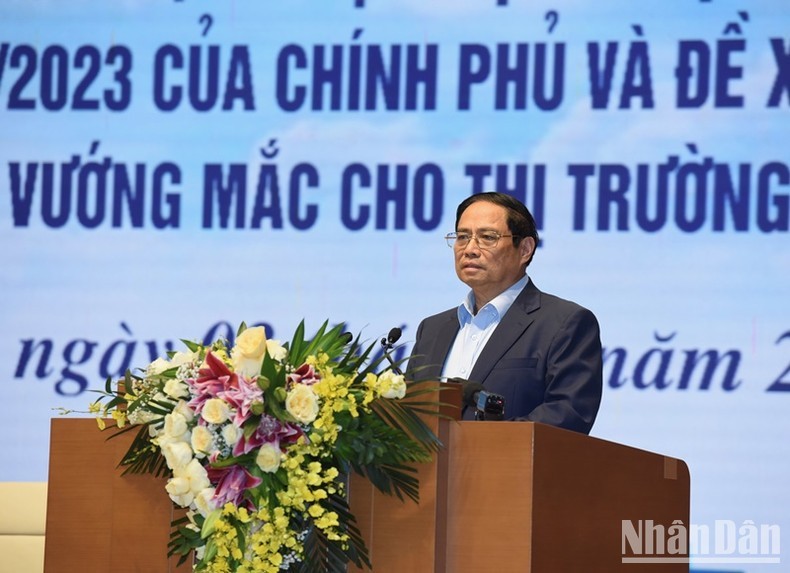 El primer ministro Pham Minh Chinh habla en la conferencia.