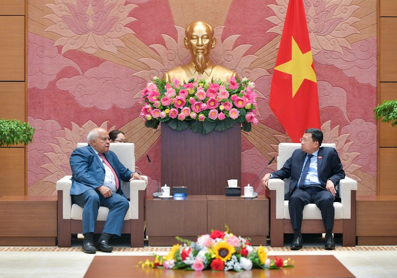 El presidente de la Comisión de Relaciones Exteriores de la Asamblea Nacional de Vietnam, Vu Hai Ha, recibe al embajador de Cuba en Hanói, Orlando Nicolás Hernández Guillén. (Fotografía: quochoi.vn)