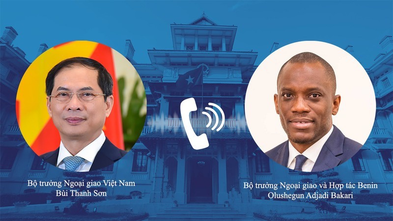 El canciller de Vietnam, Bui Thanh Son, mantiene una llamada telefónica con el ministro de Relaciones Exteriores y Cooperación de Benín, Olushegun Adjadi Bakari. 