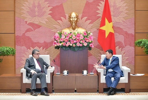 Vu Hai Ha, presidente de la Comisión de Asuntos Exteriores de la Asamblea Nacional (derecha), y Vahram Kazhoyan, embajador de Armenia en Vietnam en la reunión (Fotografía: VNA)