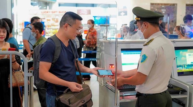 Un pasajero utiliza la aplicación de VNeID en vez de documentos físicos (Fotografía: Vietnam+)