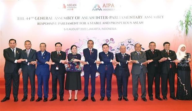 El presidente de la Asamblea Nacional de Vietnam, Vuong Dinh Hue; el presidente de Indonesia, Joko Widodo; la presidenta de la Cámara de Representantes de Indonesia y titular de AIPA 2023, Puan Maharani; y los delegados se toman una foto de recuerdo. (Fotografía: VNA)