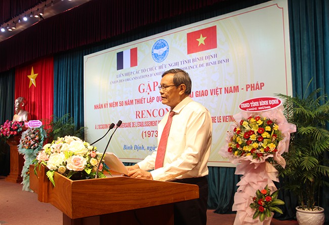 El presidente de la Unión de Organizaciones de Amistad de Vietnam en Binh Dinh, Mai Thanh Thang, habla en el evento. (Fotografía: baobinhdinh.vn)