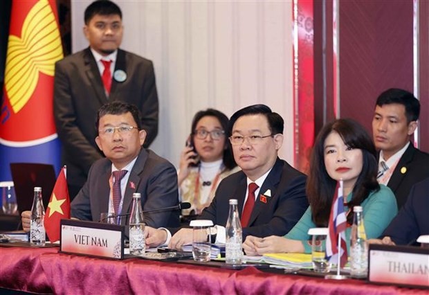 El presidente de la Asamblea Nacional, Vuong Dinh Hue, y miembros de la delegación vietnamita en la reunión (Fotografía: VNA)