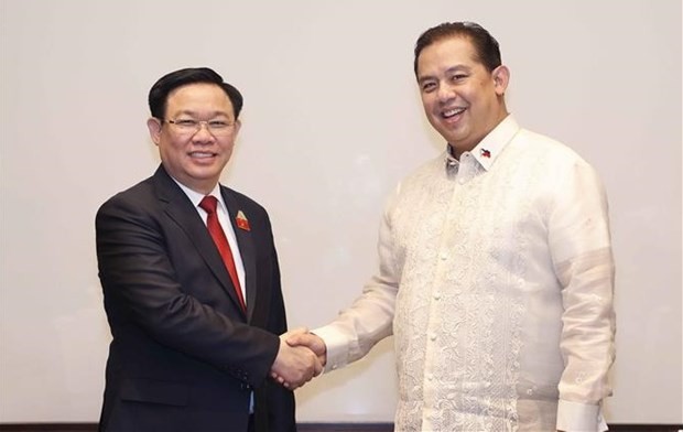 El presidente del Parlamento de Vietnam, Vuong Dinh Hue, sostuvo un encuentro con el titular de la Cámara de Representantes de Filipinas, Martín Romualdez. (Fotografía: VNA)