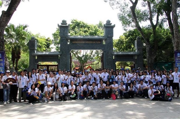 Delegación de jóvenes vietnamitas en el extranjero toma fotos ante la Reliquia espacial nacional de Kim Lien, en la provincia de Nghe An, en el marco del campamento de verano 2023 (Fotografía: VNA)