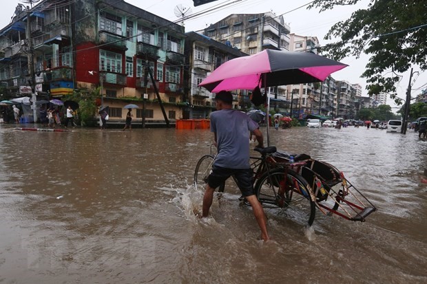Escena de inundación después de fuertes lluvias en Yangon, Myanmar el 31 de julio pasado (Fotografía: Xinhua/VNA)
