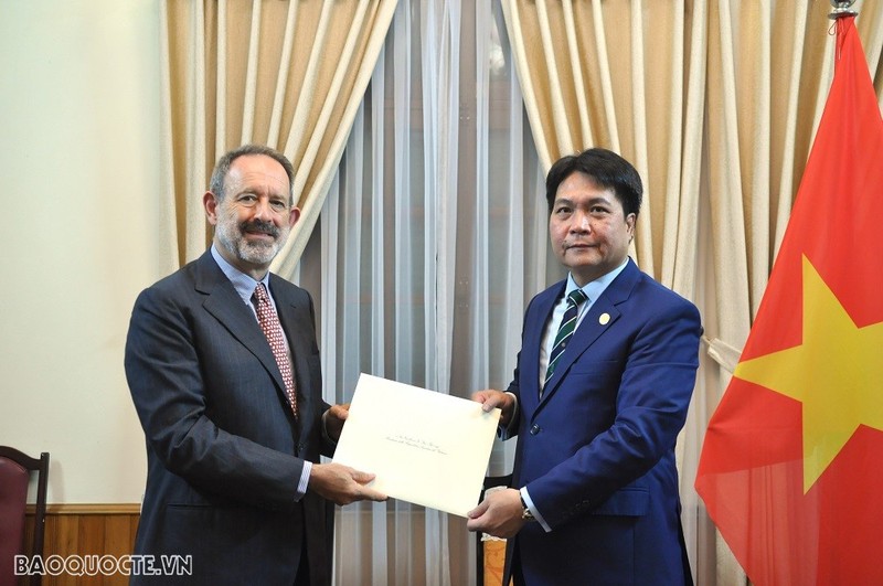 El jefe del Departamento de Protocolo del Ministerio de Relaciones Exteriores de Vietnam, Nguyen Viet Dung, y el nuevo embajador italiano, Marco della Seta. (Fotografía: baoquocte.vn)