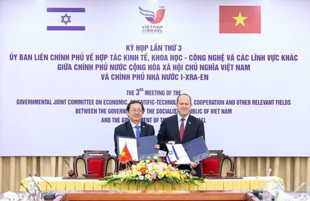El ministro de Ciencia y Tecnología de Vietnam, Huynh Thanh Dat, y el titular de Economía e Industria de Israel, Nir Barkat, firman muestran las actas firmadas de la tercera reunión del Comité Intergubernamental. (Fotografía: Portal del Gobierno de Vietnam)