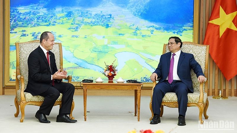 El primer ministro vietnamita, Pham Minh Chinh, recibe al ministro israelí de Economía e Industria, Nir Barkat.