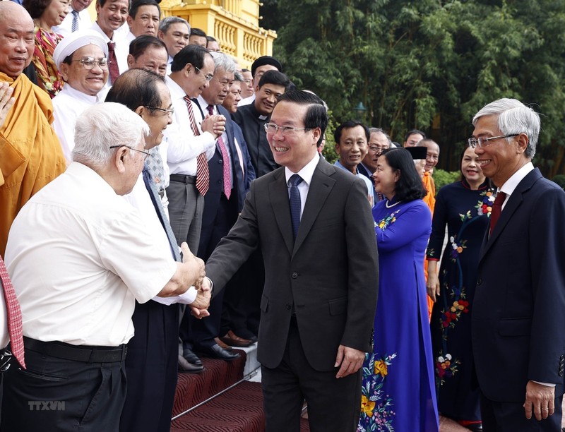 El presidente de Vietnam, Vo Van Thuong, saluda a los delegados. (Fotografía: VNA)