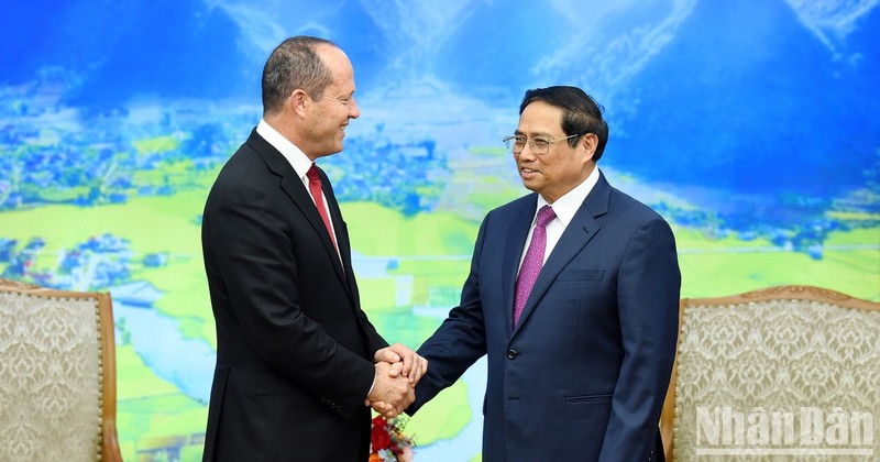 El premier vietnamita, Pham Minh Chinh, y el ministro israelí de Economía e Industria, Nir Barkat.