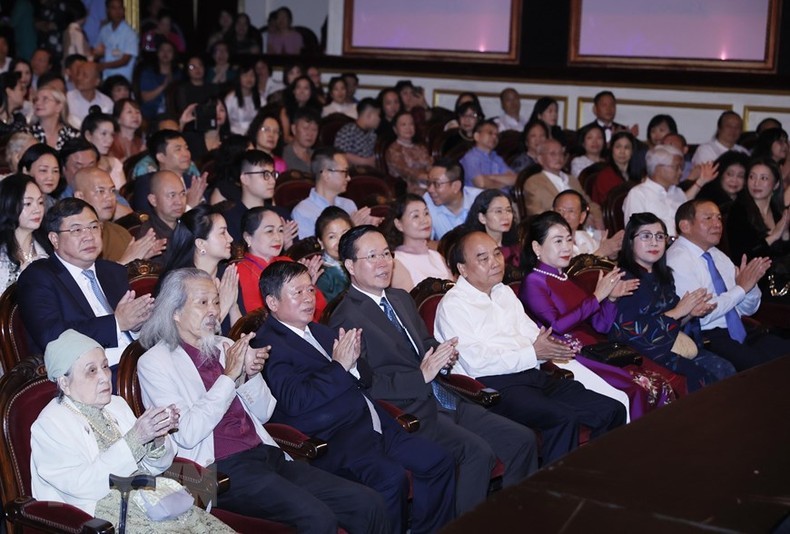 El presidente Vo Van Thuong y otros delegados en el programa artístico “Dan chim Viet”. 