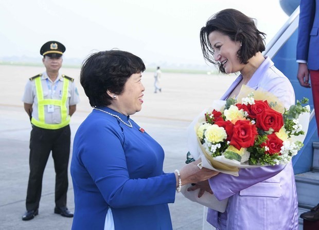 La presidenta de la Comisión de Asuntos Sociales de la Asamblea Nacional de Vietnam, Nguyen Thuy Anh, recibe a la titular del Senado de Bélgica, Stéphanie D'Hose, en el aeropuerto internacional de Noi Bai (Fotografía: quocoi.vn)