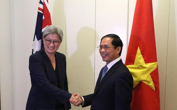 La ministra de Relaciones Exteriores de Australia, Penny Wong, y su homólogo vietnamita, Bui Thanh Son, en un encuentro en 2022. (Fotografía: VNA)