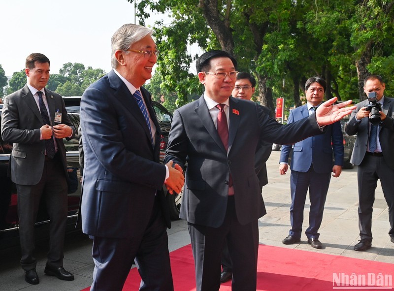 El titular de la Asamblea Nacional de Vietnam, Vuong Dinh Hue, recibe al presidente kazajo, Kassym-Jomart Tokayev. 