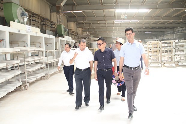 La delegación de la Embajada de Vietnam en Argelia realizó una visita en una fábrica del Grupo de GFR en la provincia de Chlef (Fotografía: Vietnam+)
