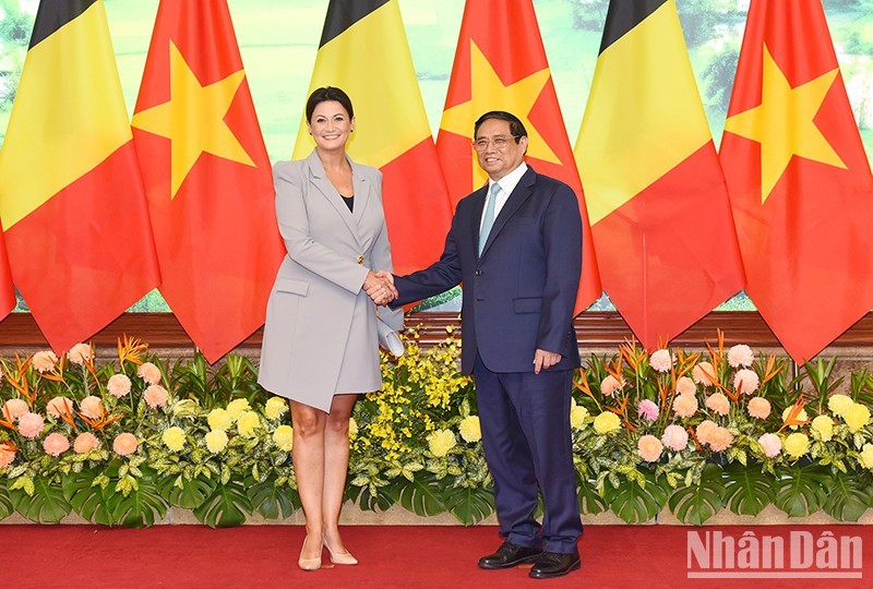 El primer ministro de Vietnam, Pham Minh Chinh, recibe a la presidenta del Senado de Bélgica, Stéphanie D'Hose. (Fotografía: Nhan Dan)