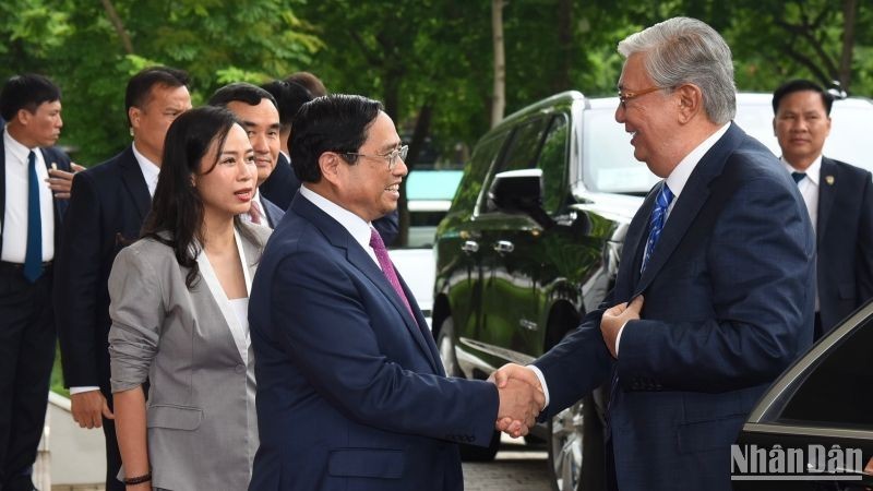 El primer ministro vietnamita, Pham Minh Chinh recibe al presidente kazajo, Kassym-Jomart Tokayev. 