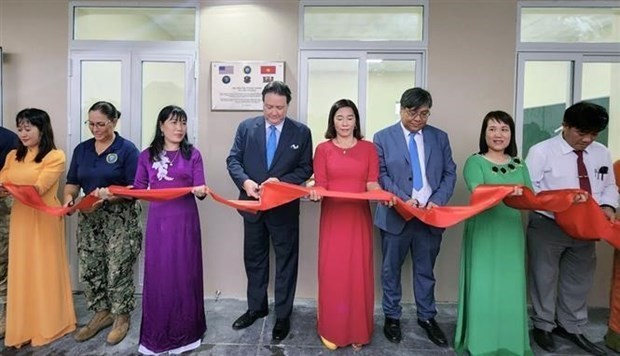 El embajador de EE. UU., Marc Knapper, y representantes del gobierno de Phu Yen cortan la cinta para inaugurar una nueva escuela en el distrito de Phu Hoa. (Fotografía: VNA)