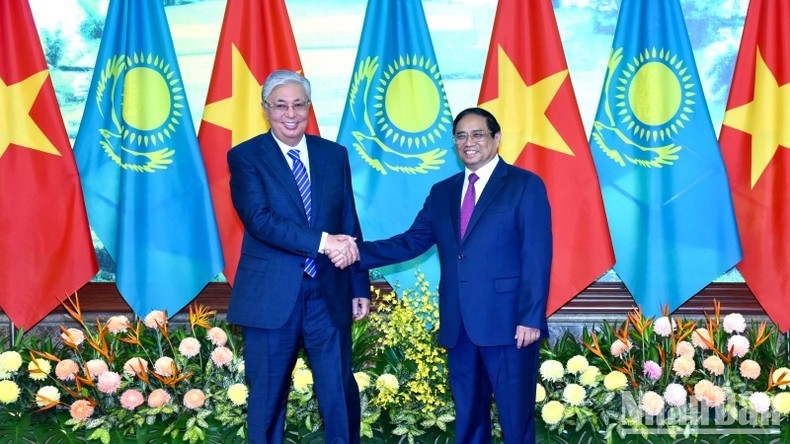 El primer ministro de Vietnam, Pham Minh Chinh, y el presidente de Kazajistán, Kassym-Jomart Tokayev. (Fotografía: Nhan Dan)