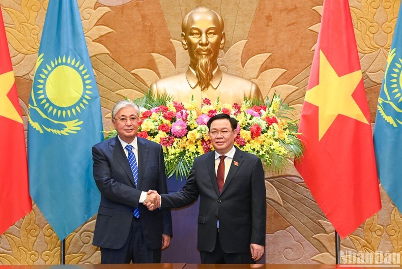 El titular de la Asamblea Nacional de Vietnam, Vuong Dinh Hue (derecha), se reúne con el presidente kazajo, Kassym- Jomart Tokayev. (Fotografía: Nhan Dan)