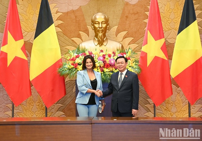 El presidente de la Asamblea Nacional de Vietnam, Vuong Dinh Hue, y la titular del Senado de Bélgica, Stephanie D’Hose.